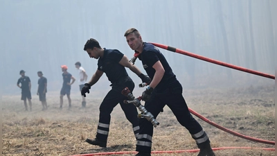 Die Feuerwehrleute in Frankreich sind bis zur vollkommenen Erschöpfung im Einsatz. (Foto: Emma Da Silva/AP/dpa)