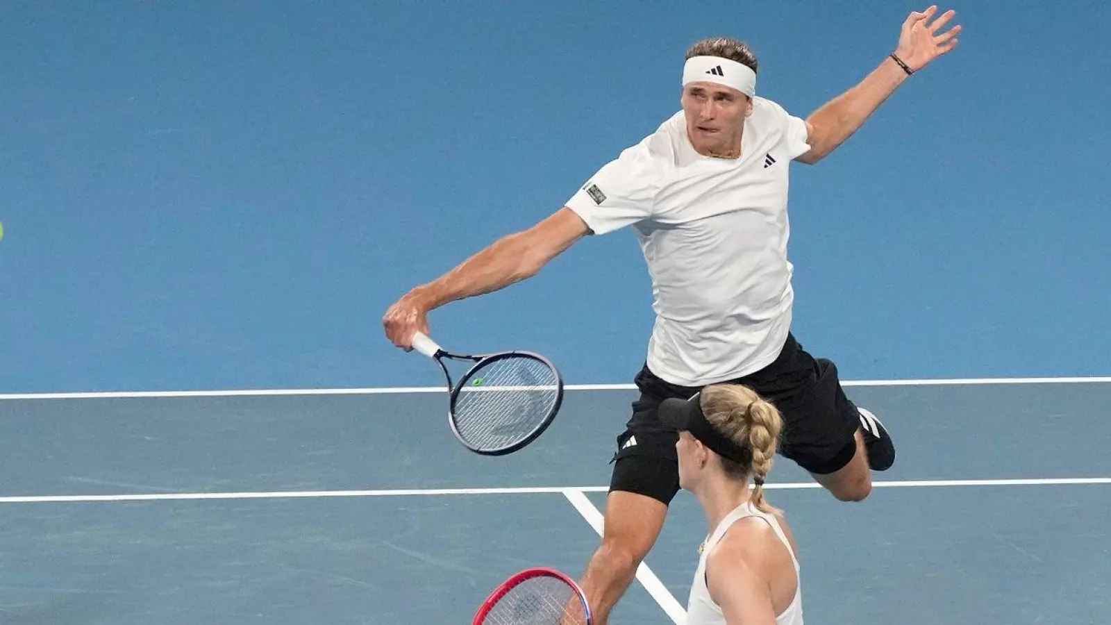 Angelique Kerber und Alexander Zverev gewannen das Doppel gegen Italien. (Foto: Rick Rycroft/AP/dpa)