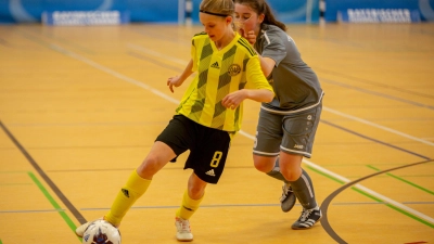 Das erste Gruppenspiel gegen den den späteren Finalisten TSV Schwaben Augsburg hatten die U15-Mädchen des SVW (links Dana Keßler) mit 2:0 gewonnen. (Foto: Markus Zahn)