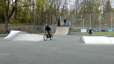 Die Nutzbarkeit des bestehenden Skateplatzes an der Erlbacher Straße soll verbessert werden. Um das Thema ging es jetzt im Gemeinschaftsbeirat, in dem auch über den Stand der Überlegungen für die Dirtbike-Anlage informiert wurde. (Foto: Karl-Heinz Gisbertz)