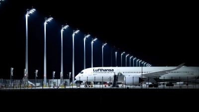 Rund 500 Passagiere saßen am Münchner Flughafen wegen Schnee nachts in Flugzeugen fest. (Foto: Sven Hoppe/dpa/dpa-tmn)