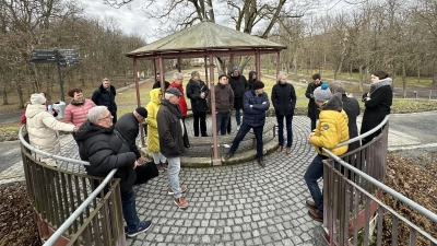 Im Kurpark trafen sich die Bad Windsheimer Stadträte zunächst zu einem Ortstermin, bevor es zur Klausurtagung ins Rathaus ging. (Foto: Jürgen Heckel)