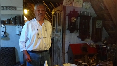 Otto Rückert ganz oben in seiner Scheune vor dem Küchentisch voller früher gebräuchlicher Utensilien. (Foto: Ulli Ganter)