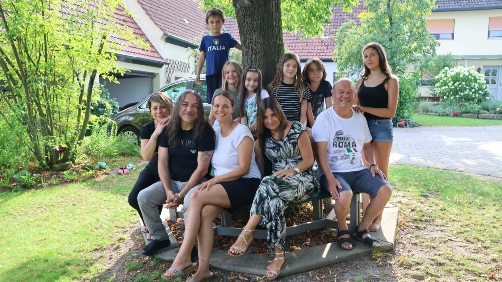 Friedrich Zinnecker (Zweiter von rechts) freut sich mit Tochter Kerstin Zinnecker (Dritte von links) über die Gäste aus Rom: Giulia und Gianluca Fratini (von links) mit Schwägerin Patricia (Dritte von rechts) und Tochter Greta (hinten, Dritte von links). (Foto: Martina Haas)