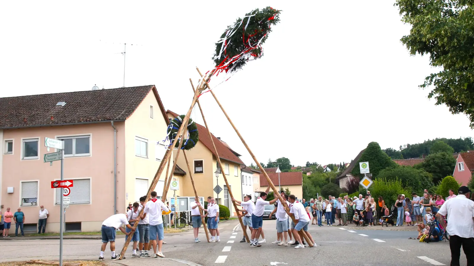 Das Aufstellen des schmucken „Kärwabaums” ist wieder ein Höhepunkt der Festtage. (Foto: Alexander Biernoth)