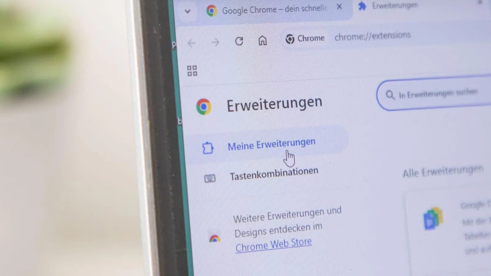 Der schnellste Weg: Unter Umständen lassen sich deaktivierte Erweiterungen in den Chrome-Einstellungen einfach wieder anschalten. (Foto: Christin Klose/dpa-tmn)