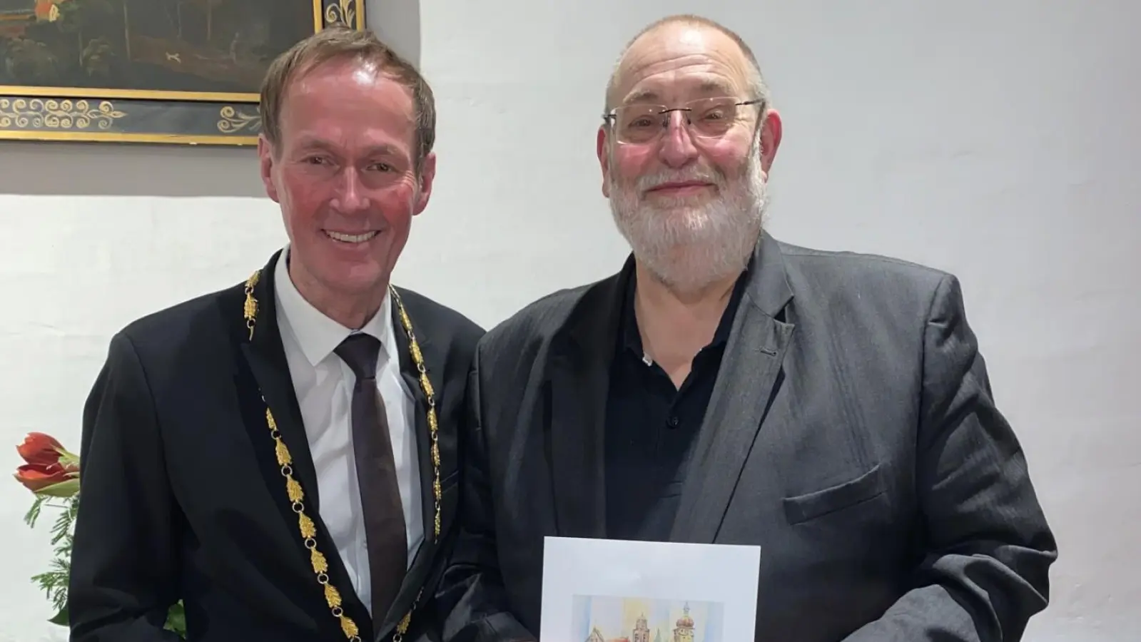 Hans-Peter Mattausch (rechts) ist jetzt Träger des Goldenen Ehrenrings der Stadt Dinkelsbühl. OB Dr. Christoph Hammer verlieh ihm diese Würdigung. (Foto: Friedrich Zinnecker)