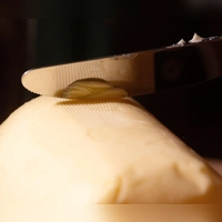 Butter ist in Deutschland beliebt - aber wie sieht es mit der Ökobilanz aus? (Foto: Fernando Gutierrez-Juarez/dpa/dpa-tmn)