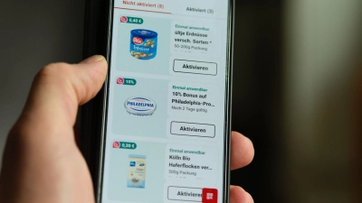 Rewe lockt Kunden mit einem Bonus - der Gesamtpreis der betreffenden Produkte wird nicht angezeigt. (Foto: Georg Hilgemann/dpa)