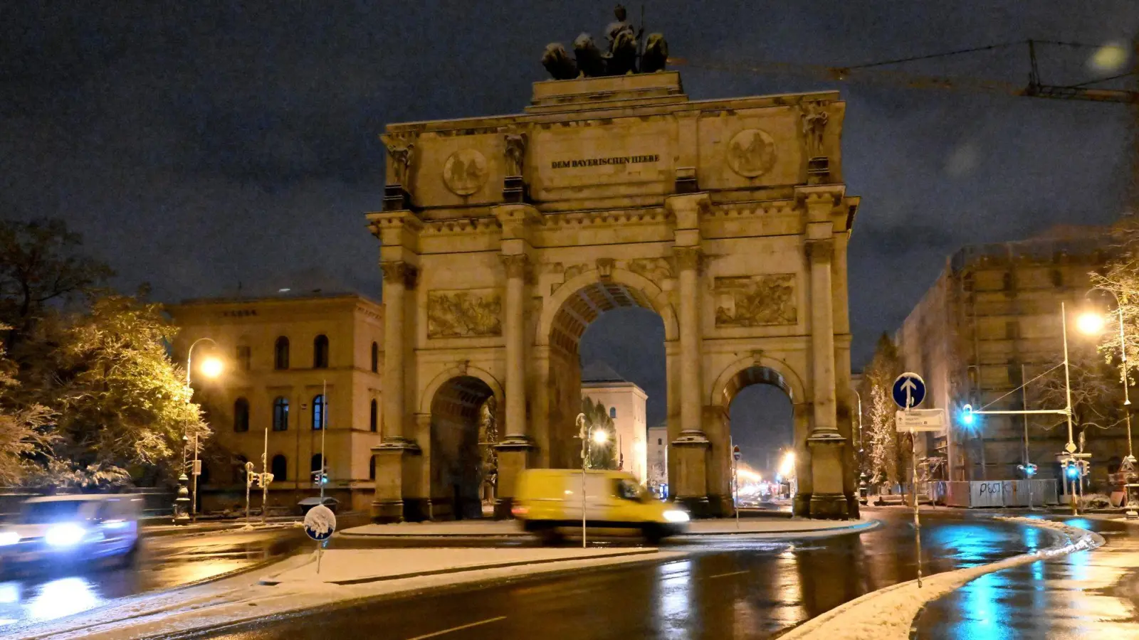 Im Bundestagswahlkampf 2025 machten die Grünen am Münchner Siegestor Werbung für ihren Kanzlerkandidaten Robert Habeck. Die Aktion war von der Stadt nicht genehmigt und hat ein Bußgeld zur Folge. (Archivbild) (Foto: Felix Hörhager/dpa)