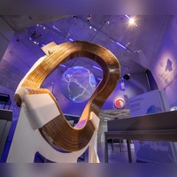Proxima Fusion setzt für seinen Reaktor auf den Typus Stellarator, des sich durch verwundene Spulen wie diese im Zukunftsmuseum in Nürnberg auszeichnet. (Archivbild) (Foto: Daniel Karmann/dpa)