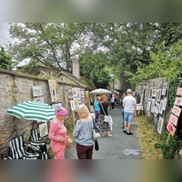 Auf der Kunstmeile an der Klosterweth wird es auch dieses Mal viel zu schauen geben. 36 Ausstellende sind für die Open-Air-Schau des Kunstkreises angemeldet. Das Foto entstand bei der Auflage 2024. (Archivbild: Jürgen Binder)