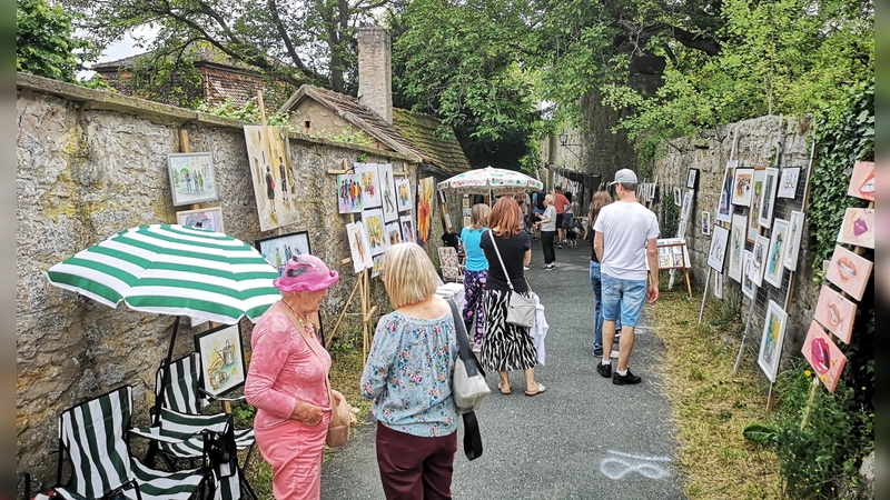 Auf der Kunstmeile an der Klosterweth wird es auch dieses Mal viel zu schauen geben. 36 Ausstellende sind für die Open-Air-Schau des Kunstkreises angemeldet. Das Foto entstand bei der Auflage 2024. (Archivbild: Jürgen Binder)