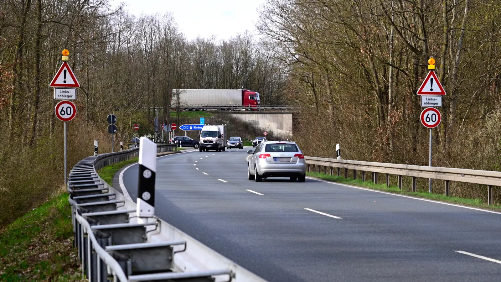 An der Anschlussstelle Neuendettelsau der A6 gilt eine Geschwindigkeitsbegrenzung auf 60 Stundenkilometer. Zudem warnen Schilder und Blinklichter vor Linksabbiegern. Dennoch kommt es hier regelmäßig zu Verkehrsunfällen. (Foto: Anna Beigel)