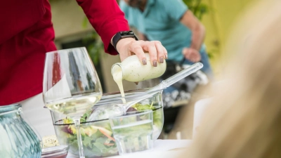 Küchenreste clever nutzen: Stiele von Kräutern, das Grün von Karotten und Co. sind perfekt für ein sommerfrisches Salatdressing. Einfach mit Öl, Essig und Zitronensaft pürieren. (Foto: Christin Klose/dpa-tmn)