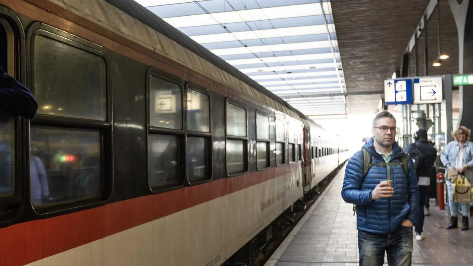 Ein Passagier an Bord des neuen Nachtzuges, der zwischen Berlin, Amsterdam und Brüssel verkehrt, schaut aus einem Zugfenster. (Foto: Eva Plevier/ANP/dpa)