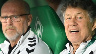 Als Duo auf der Trainerbank: Thomas Schaaf (l) und Otto Rehhagel. (Foto: Sina Schuldt/dpa)