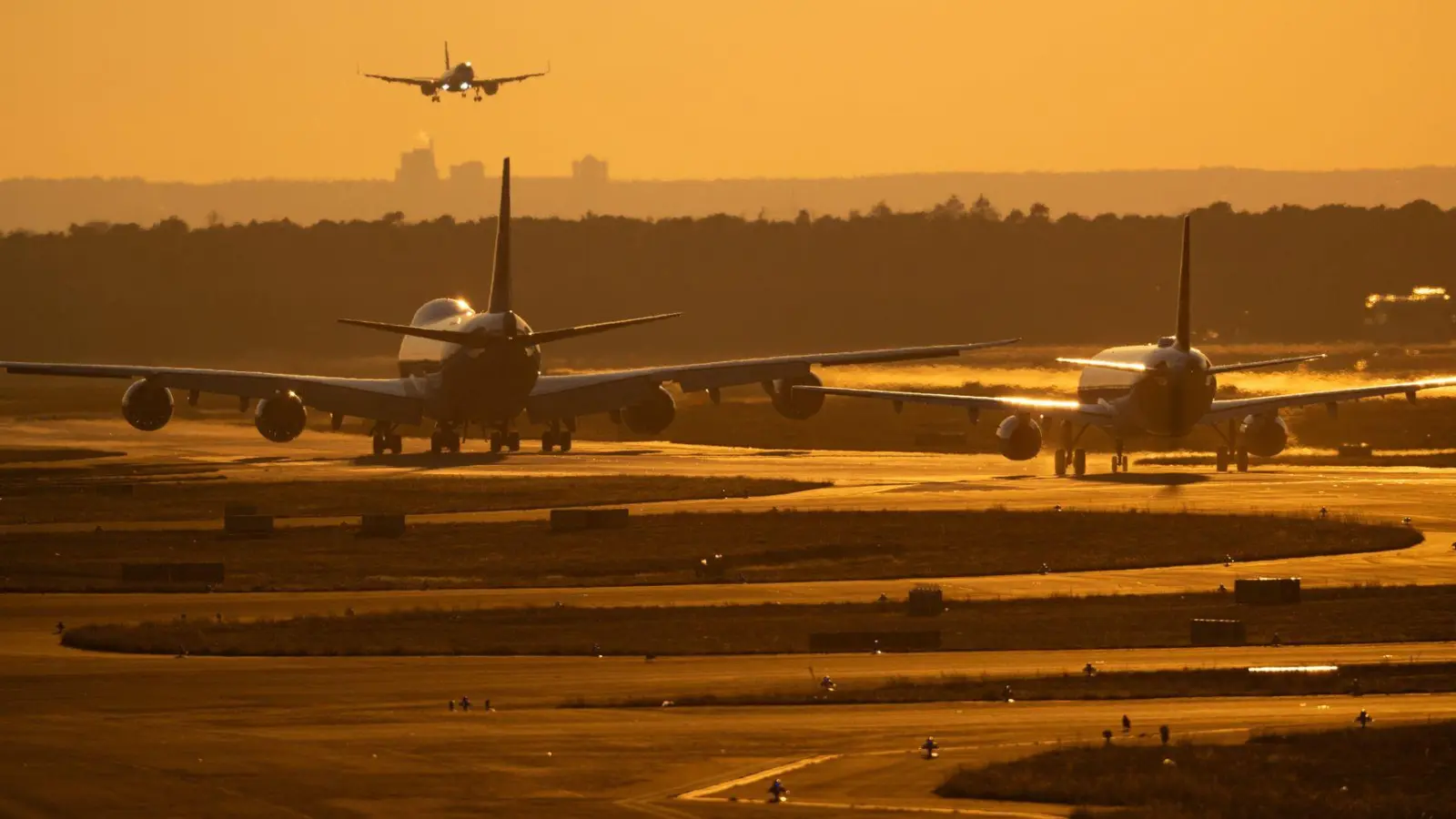 Am Frankfurter Flughafen ist ein Warnstreik der Beschäftigten im öffentlichen Dienst angekündigt.  (Foto: Boris Roessler/dpa)