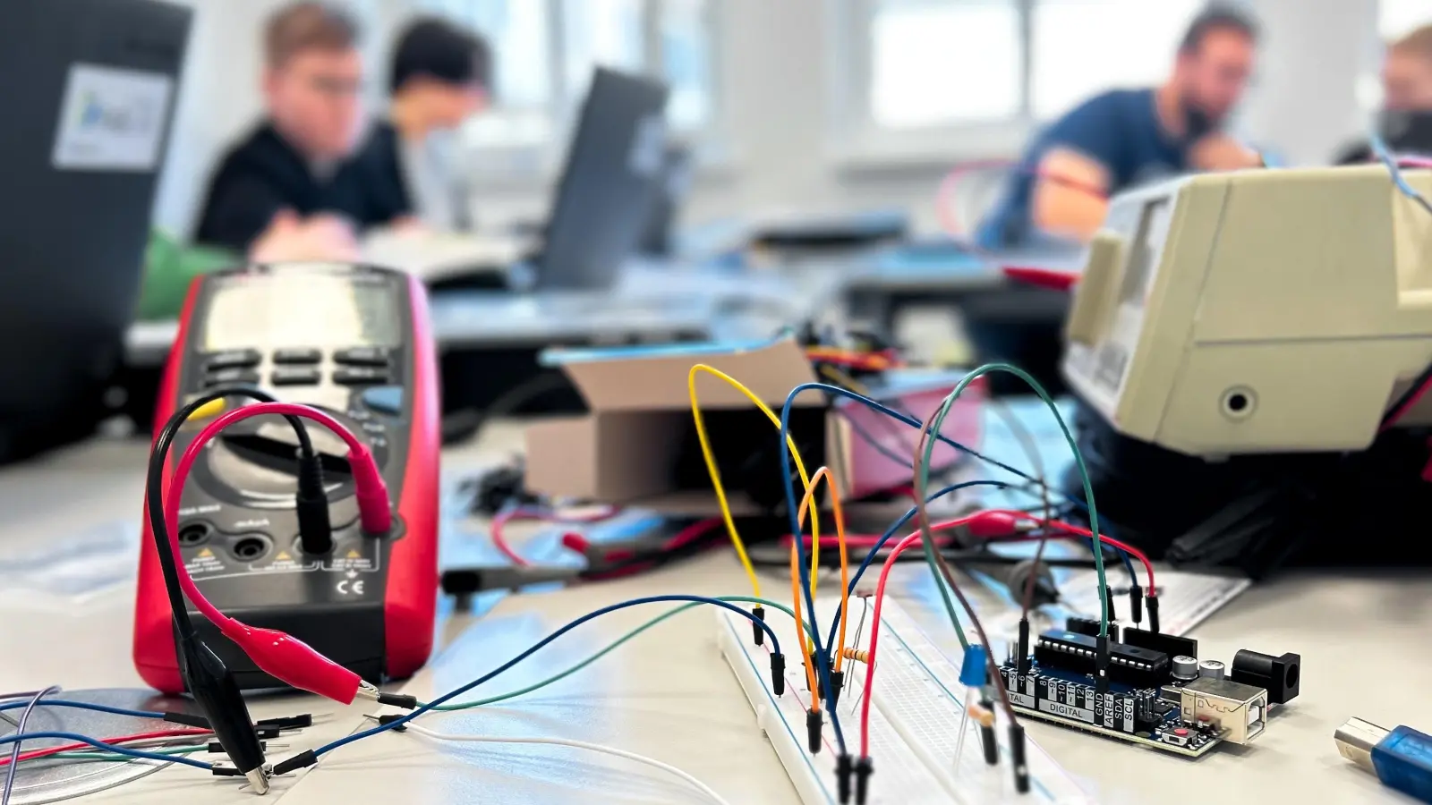 Früh übt sich, wer in Sachen Elektronik voll durchsteigen will: Das FabLab bietet ab sofort regelmäßig Treffen für Kinder und Jugendliche im Alter von zehn bis 18 Jahren. (Foto: FabLab Ansbach)