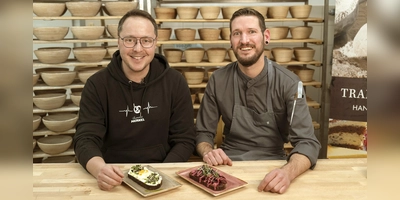 Brotsommelier Michael Merkel (links) stellt das Brot, Sternekoch Steffen Szabo sorgt für die Kulinarik dazu. (Foto: Andreas Riedel)