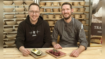 Brotsommelier Michael Merkel (links) stellt das Brot, Sternekoch Steffen Szabo sorgt für die Kulinarik dazu. (Foto: Andreas Riedel)