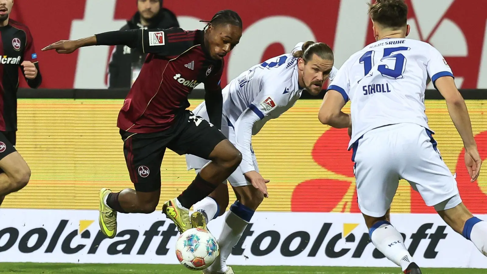 Mohamed Ali Zoma (l) bereitet dem Karlsruher SC permanent Probleme. (Foto: Daniel Löb/dpa)