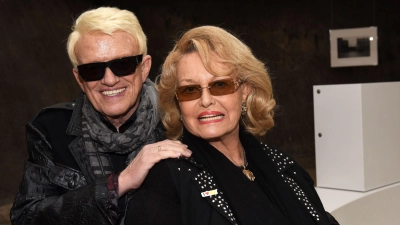 Heino (l.) versteigert 1.200 Erinnerungsstücke aus seiner Ehe mit Hannelore. (Archivbild) (Foto: Horst Ossinger/dpa)