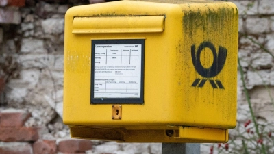 Bisher muss die Deutsche Post mindestens 80 Prozent der aufgegebenen Briefe am nächsten Werktag zustellen, am zweiten Werktag muss der Wert bei 95 Prozent liegen. (Foto: Soeren Stache/dpa)