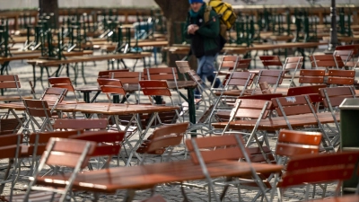 Nach einer frühlingshaften ersten Aprilwoche macht sich Regen breit. Beim Biergartenbesuch wird man wohl nass. (Archivbild) (Foto: Peter Kneffel/dpa)