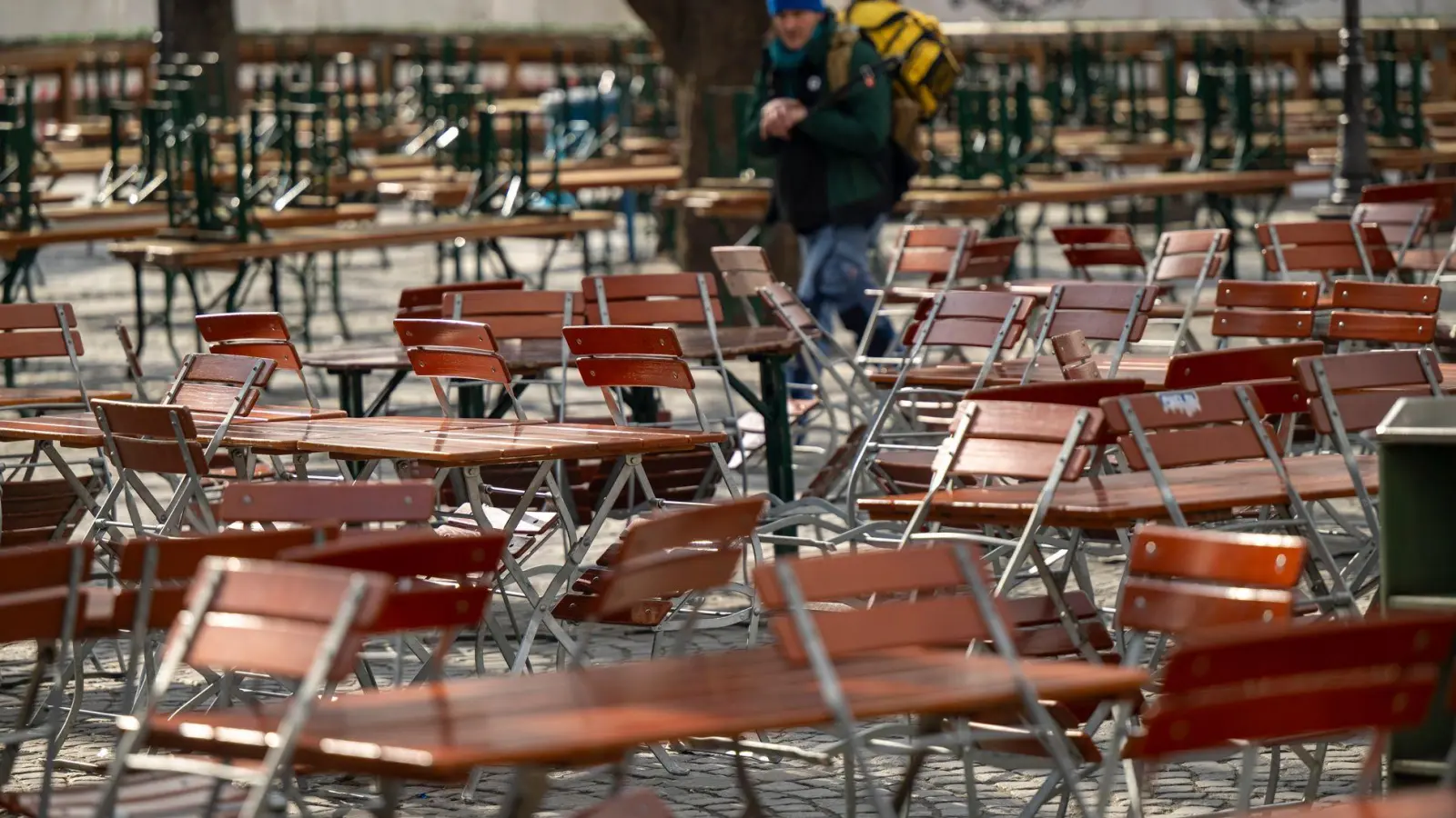 Nach einer frühlingshaften ersten Aprilwoche macht sich Regen breit. Beim Biergartenbesuch wird man wohl nass. (Archivbild) (Foto: Peter Kneffel/dpa)