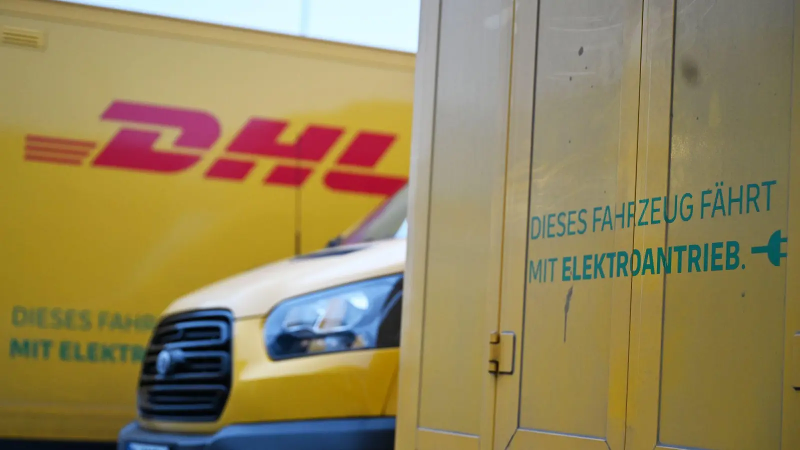 Elektro-Transporter von DHL stehen auf dem Gelände einer Düsseldorfer Zustellbasis. Von 120 Transportern sind dort 49 Stromer, auch dort soll der Elektro-Anteil künftig steigen. (Foto: Wolf von Dewitz/dpa)