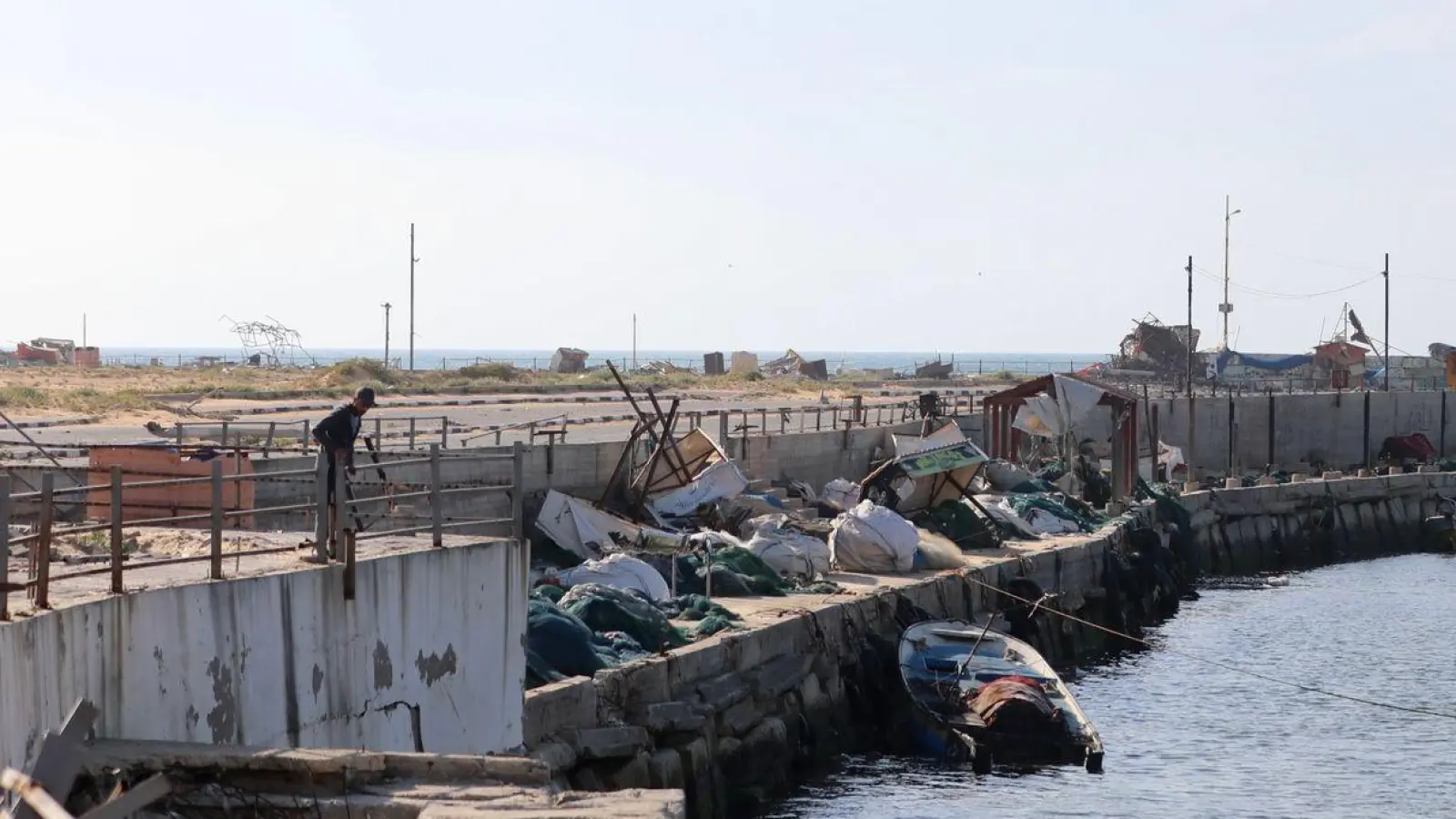 Blick auf einen beschädigten Hafen in Gaza-Stadt. Der Hafen von Gaza-Stadt ist kaputt und zu flach für große Schiffe. Doch die USA und andere wollen nun für eine begrenzte Zeit einen neuen Hafen einrichten. (Foto: Mohammed Ali/Xinhua/dpa)