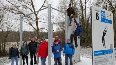 Ehrenamtliche haben den Parcours in rund 1000 Stunden geplant und angelegt. Dafür gab es Geld aus dem ILE- Regionalbudget. Als die Mitwirkenden dieses Gerät schon vorab testeten, lag noch Schnee. (Foto: Marlene Müller)