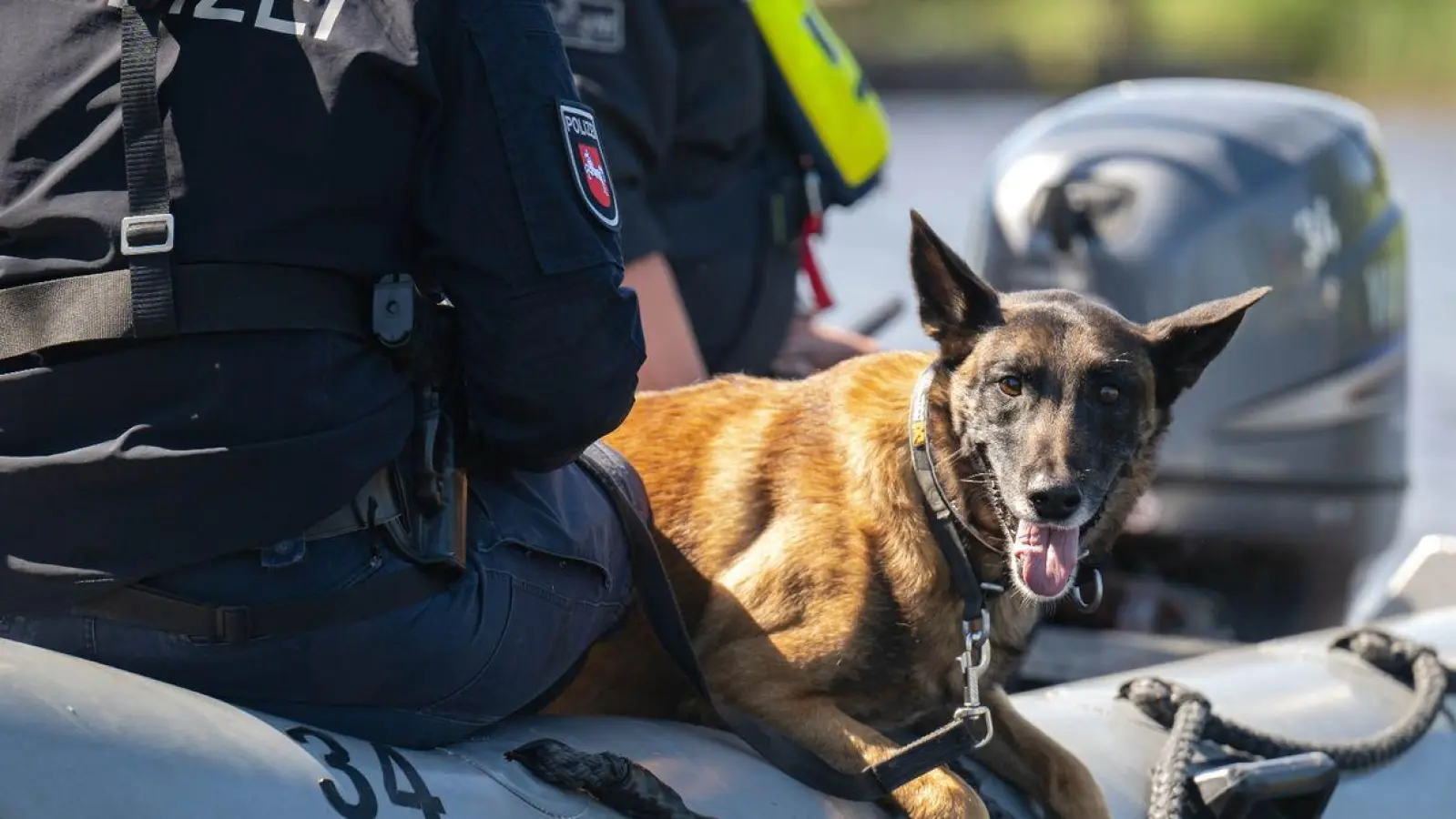 Einsatzkräfte der Polizei suchen nach dem vermissten Arian. (Foto: Sina Schuldt/dpa)