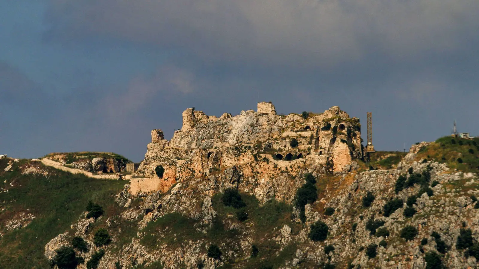 Die Kreuzritterfestung Beaufort, die israelische Soldaten eingenommen haben, liegt in der Nähe eines nordöstlichen Ausläufers der israelischen Grenze.  (Foto: Stringer/dpa)