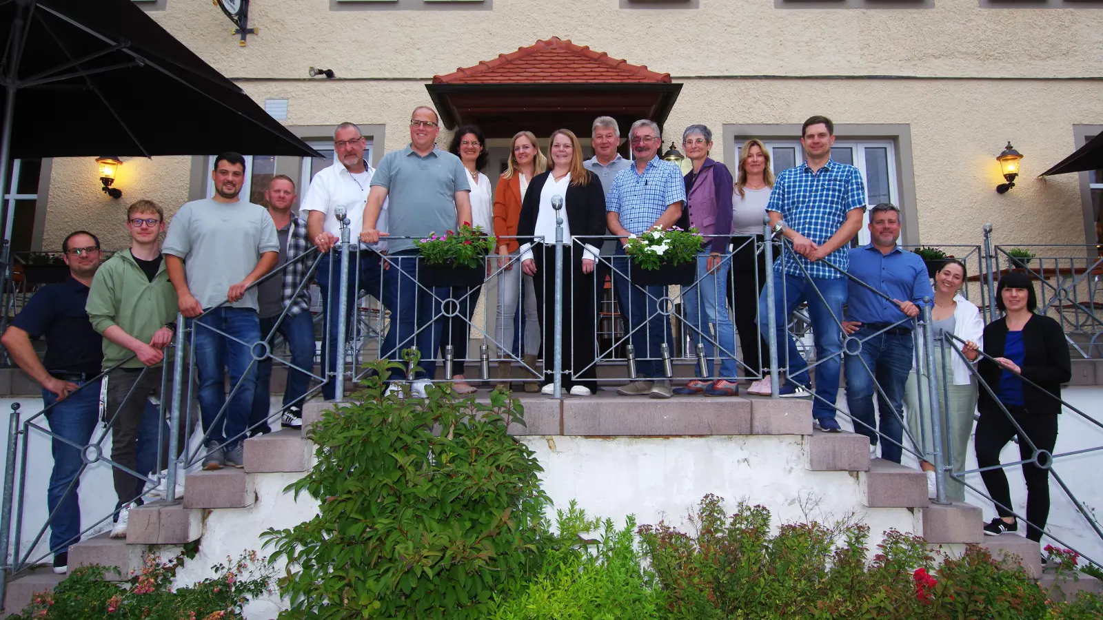 Hier zeigen sich nach der Wahl die 17 anwesenden CSU-Bewerber auf der Treppe des Gasthofs „Brauhaus”.<br>In der Mitte Gemeinde-Kämmerin Patrizia Fierus, die Bürgermeisterkandidatin 2026. (Foto: Heinz Wraneschitz)