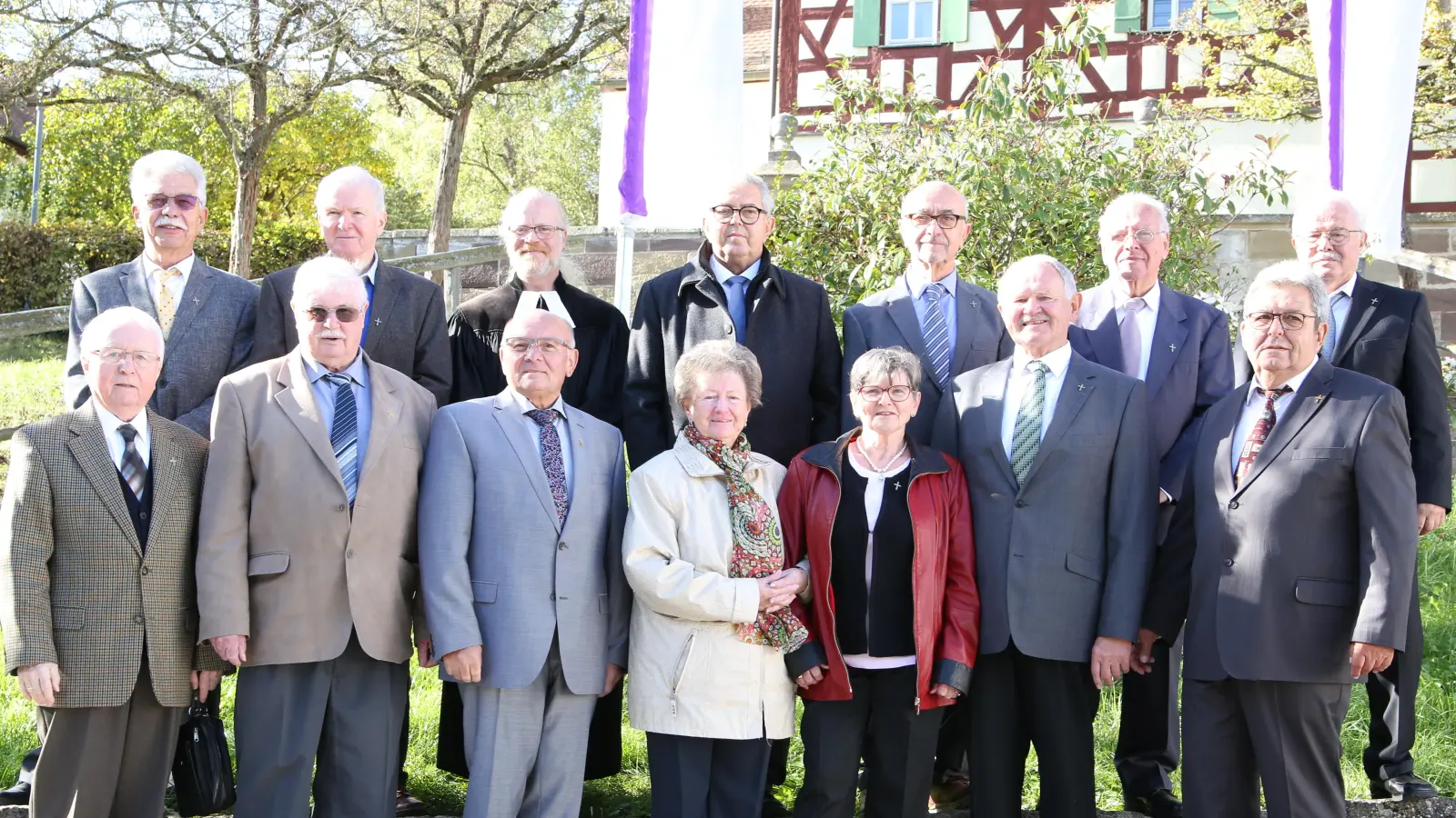 13 Jubilare feierten kürzlich mit der Evangelisch-Lutherischen Kirchengemeinde Burgbernheim ihre Diamantene Konfirmation und bestätigten damit 60 Jahre später ihren Glauben erneut. Auch Pfarrer Rainer Schmidt feierte in der Kirche St. Johannis mit. (Foto: Andrea Fleuchaus)