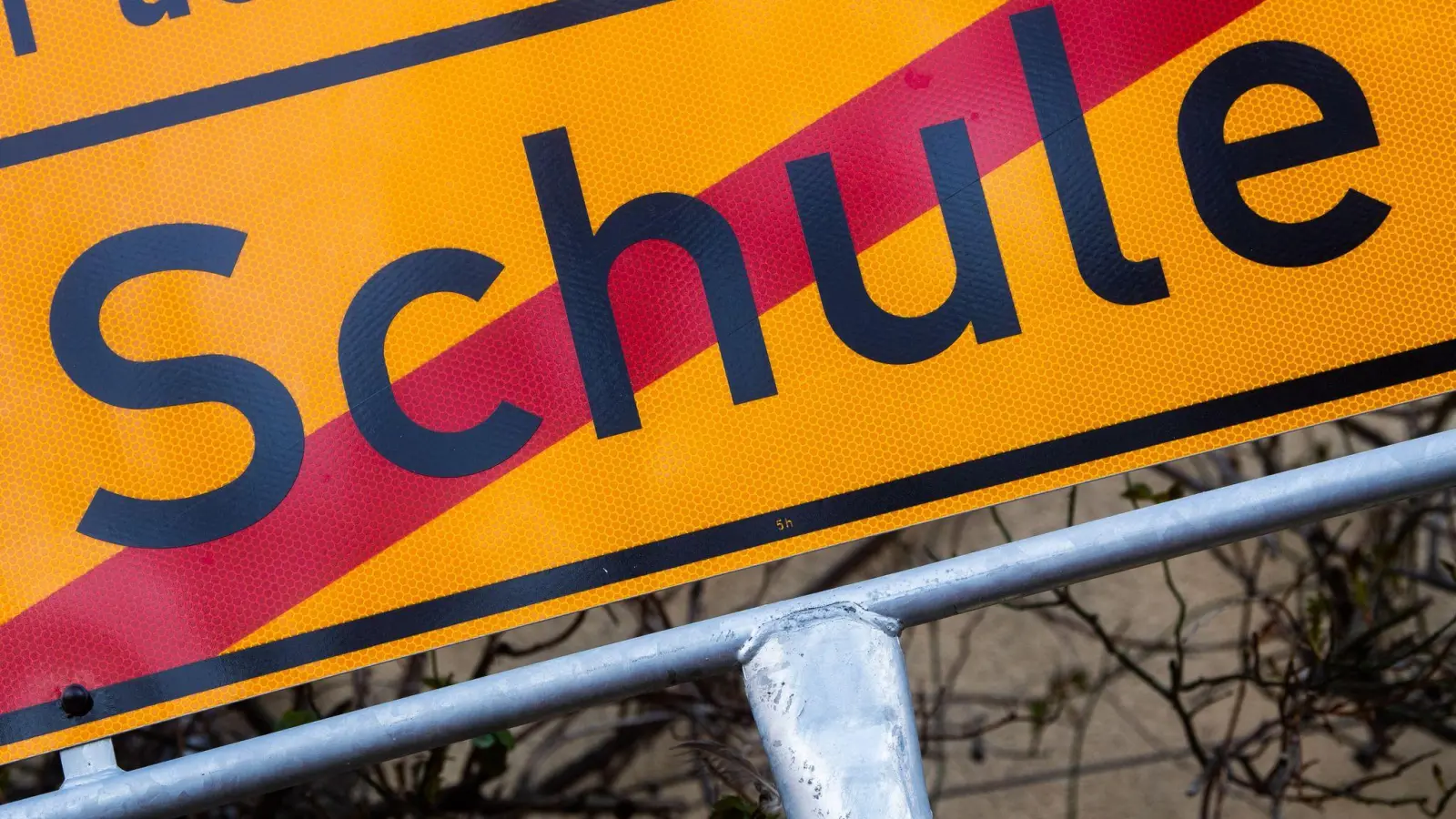 Soll ins Gefängnis, wer die Schule schwänzte? (Symbolbild) (Foto: Julian Stratenschulte/dpa)