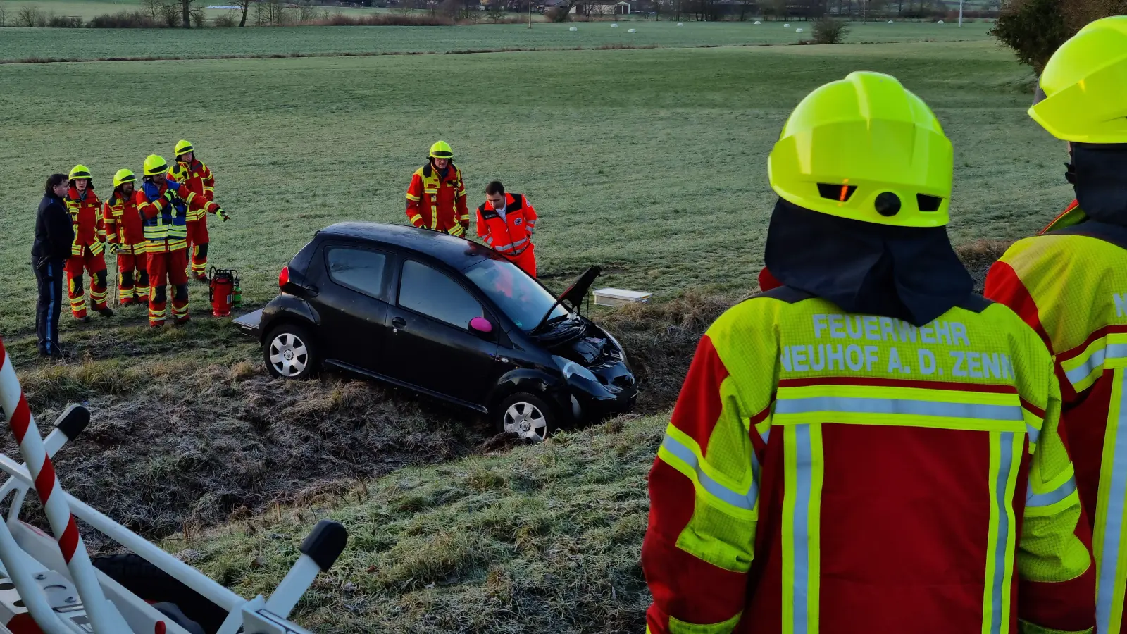 Eine Frau schlitterte mit ihrem Kleinwagen bei Adelsdorf im Landkreis Neustadt/Aisch-Bad Windsheim bei Glätte einen Hang hinunter. (Foto: Rainer Weiskirchen)