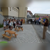 Der Chor und die Ukulele-Gruppe (links) der Grundschule Neues Schloss sorgten für den Auftakt der Pausenhof-Einweihung (Foto: Patrick Lauer)