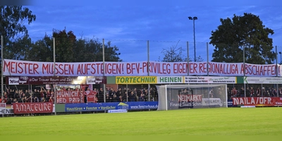 Als die zweite Mannschaft des FC Bayern München am 3. Oktober dieses Jahres bei der SpVgg Ansbach gastierte, taten Bayern-Fans ihre Meinung zur Regionalliga Bayern kund.  (Foto: Martin Rügner)