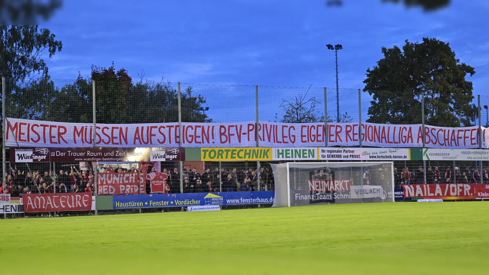 Als die zweite Mannschaft des FC Bayern München am 3. Oktober dieses Jahres bei der SpVgg Ansbach gastierte, taten Bayern-Fans ihre Meinung zur Regionalliga Bayern kund.  (Foto: Martin Rügner)