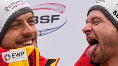 Johannes Lochner (r) und Georg Fleischhauer feiern den Sieg im Zweierbob. (Foto: Matthias Schrader/AP/dpa)