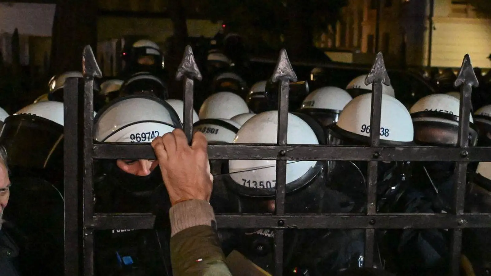 Die Polizei riegelte das Gerichtsgebäude ab. (Foto: Radek Pietruszka/PAP/dpa)