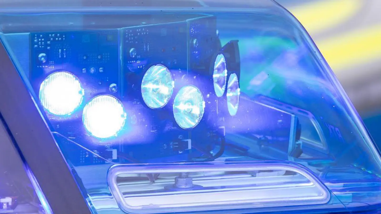 Ein Fahrer musste verletzt ins Krankenhaus gebracht werden. (Symbolbild) (Foto: Daniel Karmann/dpa)