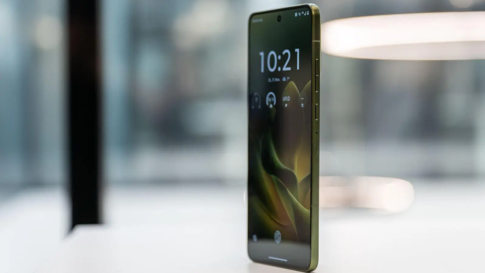 Setzt Akzente: Das 5,9 Millimeter flache Motorola Edge 70. (Foto: Nico Tapia/dpa-tmn)