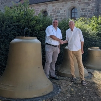Der neue Ehinger Bürgermeister Markus Prokopczuk (links) verabschiedet Pfarrer Walter Huber, der am Kirchweihsonntag letztmals in Beyerberg predigt. (Foto: Fritz Zinnecker)