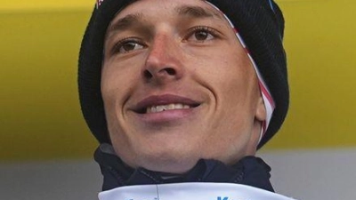 Florian Lipowitz hat auf der 19. Etappe der Tour de France den dritten Platz und das Weiße Trikot verteidigt.  (Foto: Thibault Camus/AP/dpa)