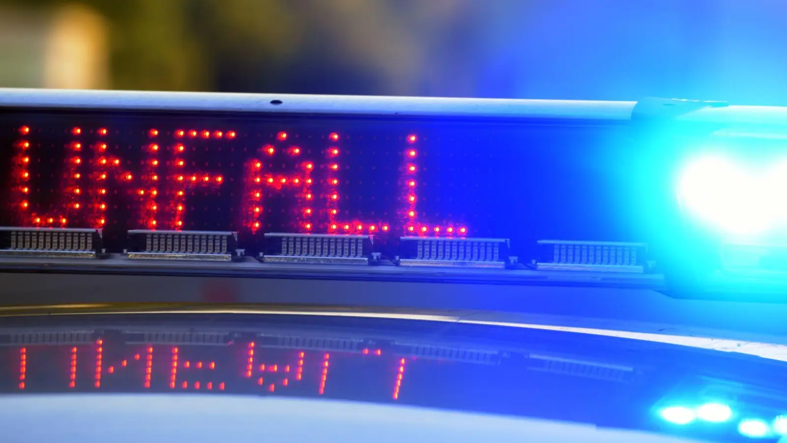 Hoher Sachschaden entstand bei einem Unfall in Ansbach, als eine 44-Jährige einen Parkplatz verlassen wollte. (Symbolbild: Stefan Puchner/dpa)
