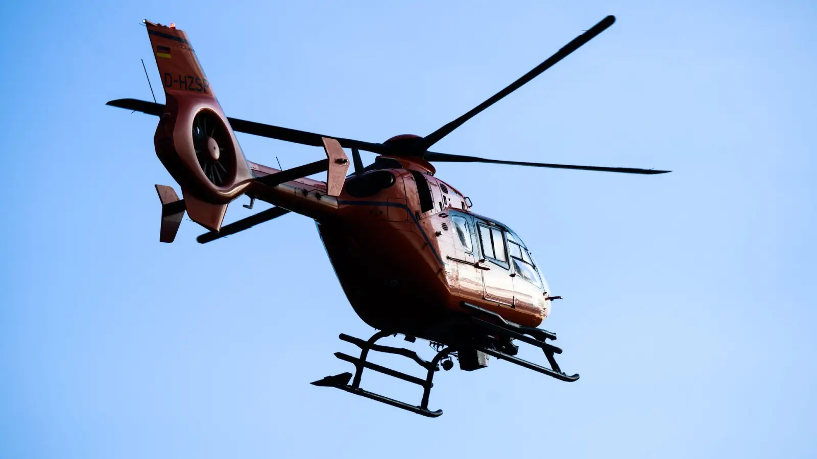 Ein Rettungshubschrauber bringt einen Fußgänger ins Krankenhaus, der von einem Auto erfasst worden ist. (Symbolbild) (Foto: Julian Stratenschulte/dpa)